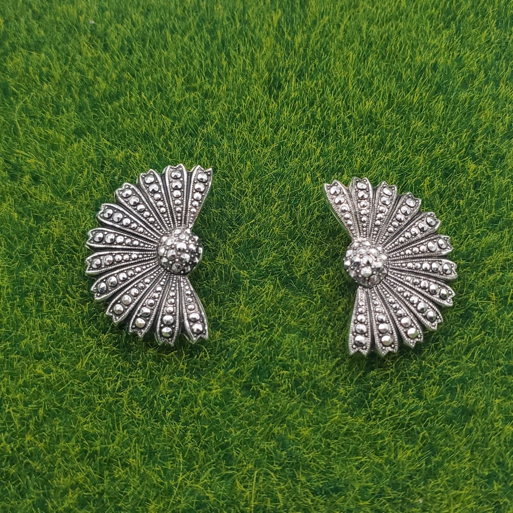 Elegant Silver Tone Fan-Shaped Earrings Clip On E939